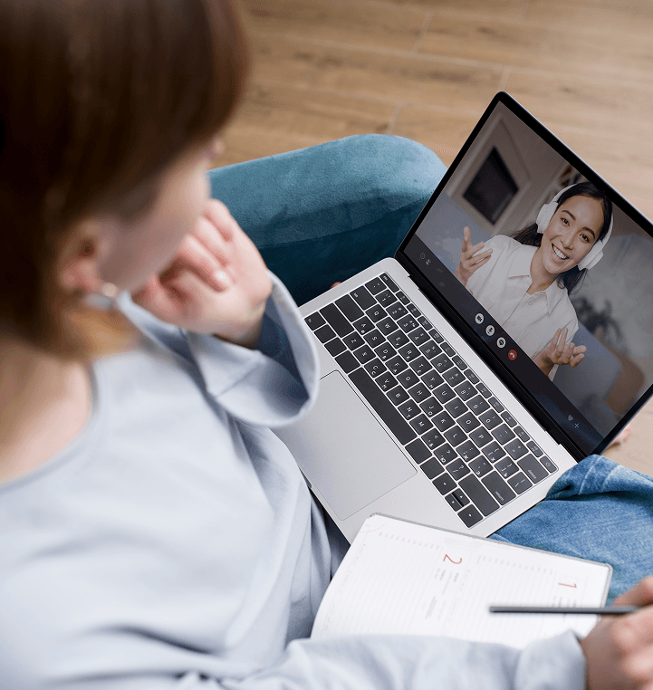 A woman participating in an e-learning course on her laptop.